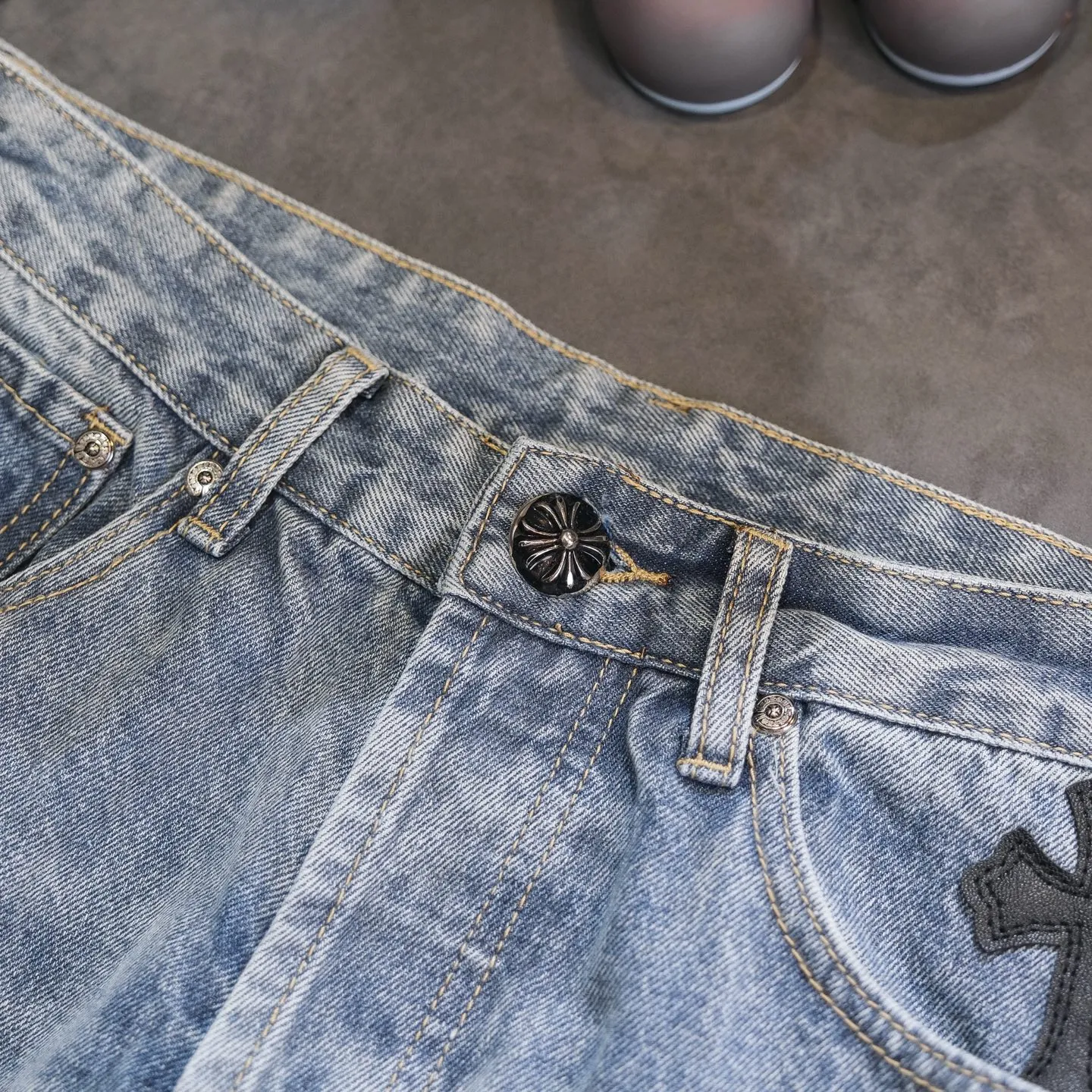 P290 Chrome Hearts Gallery co-branded limited-edition cross-flared flared jeans are a hot item this season and are sought after by countless celebrities and fashionistas. The neat details of the cutting process add color to the playful fashion! The neat and meticulous design, and the well-fitting structure is unique. The upper body not only has outstanding recognition, but also looks younger and younger. A style with the ultimate wearing meaning and performance, gorgeous color matching, and the craftsmanship of this style is also extremely extraordinary. After the finished product is washed, it is disassembled and hand-made with sheepskin cross leather and then spliced ​​together to complete. The whole piece has too many craftsmanship to describe. It is decorated with patchwork cross flowers and high-waisted washed jeans! ! Absolutely high-end luxury product, a god-level single product, a super popular product, made with top heavy industry, a magic weapon that cannot be missed to hit the streets. Size: 28 30 32 34 36 Color: blue